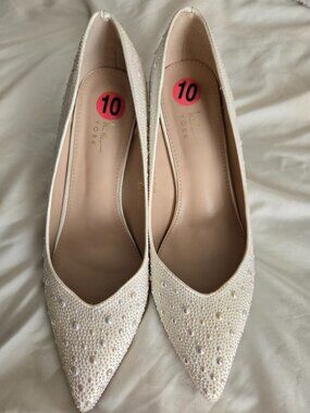 Nicole Miller beautiful Ivory high heels pumps
